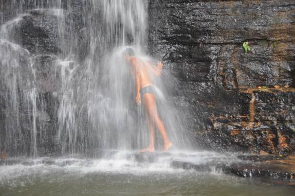 Tomando banho na parte alta da Cachoeira do Gavião, no Parque Nacional de Ubajara - CE